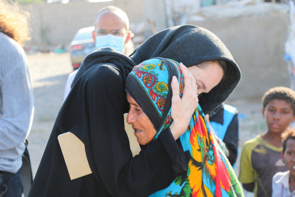 Angelina Jolie, Yemen de sığınmacı kampına gitti #9