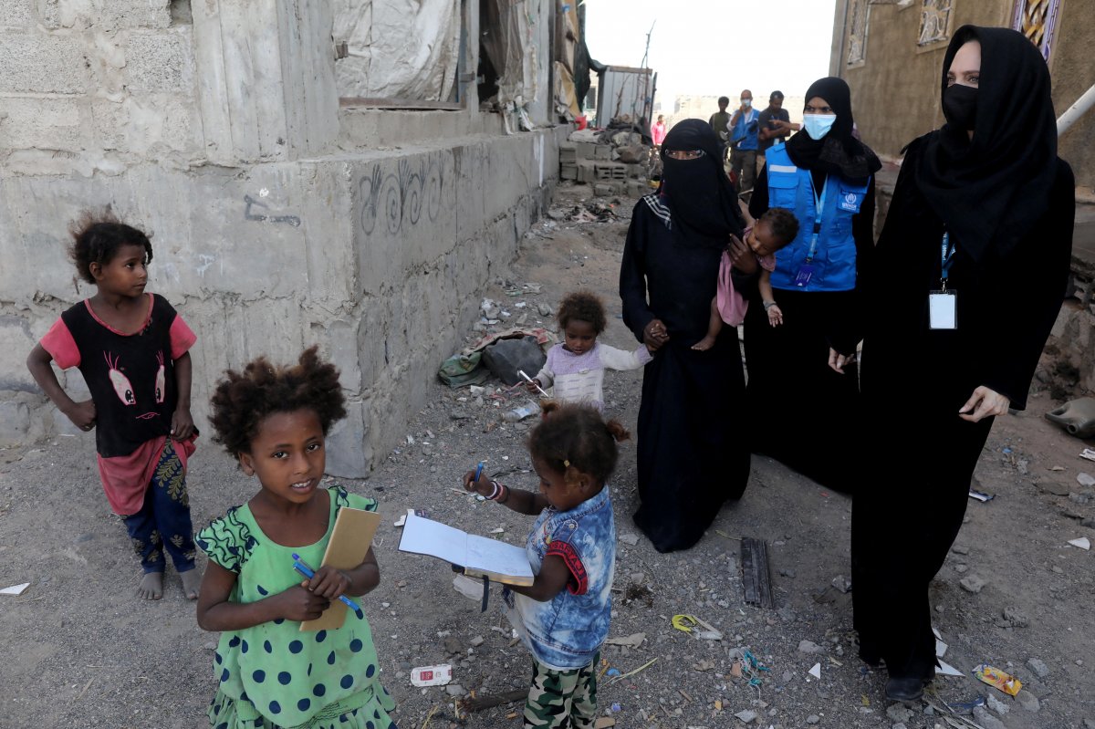 Angelina Jolie, Yemen de sığınmacı kampına gitti #1