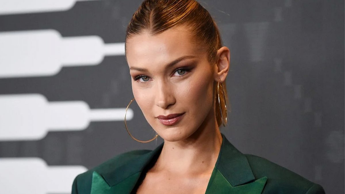 Bella Hadid reacts to the double standards imposed on Muslim refugees #2