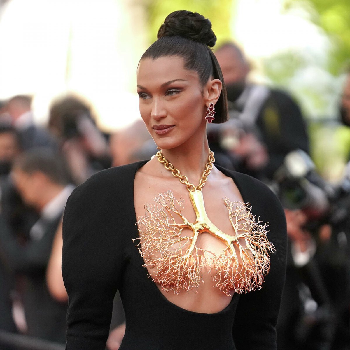 Bella Hadid reacts to the double standards imposed on Muslim refugees #3