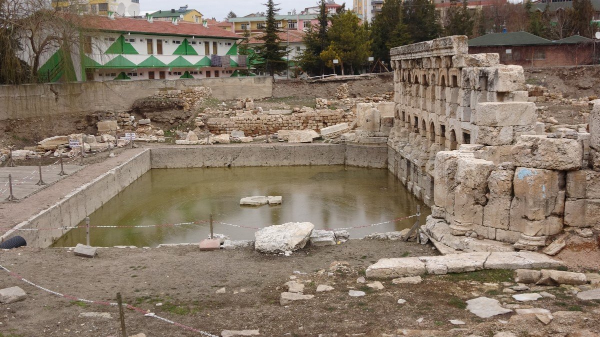 2 Bin yıllık Tarihi Roma Hamamı nın suyu çekildi #2