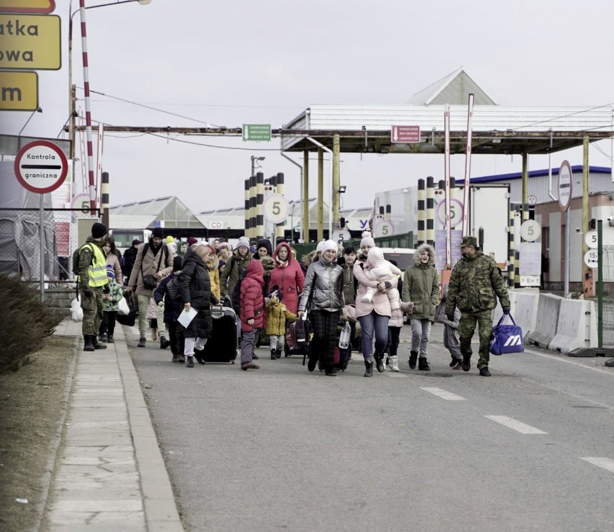Polonya’da tren istasyonu mülteci merkezine dönüştürüldü #1