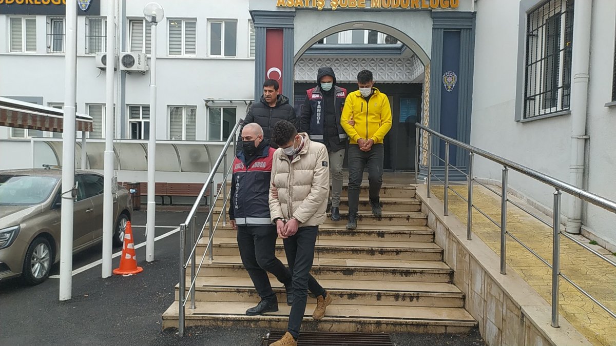 Bursa da yaşlı adamı 500 bin lira dolandıran 6 kişi yakalandı #1