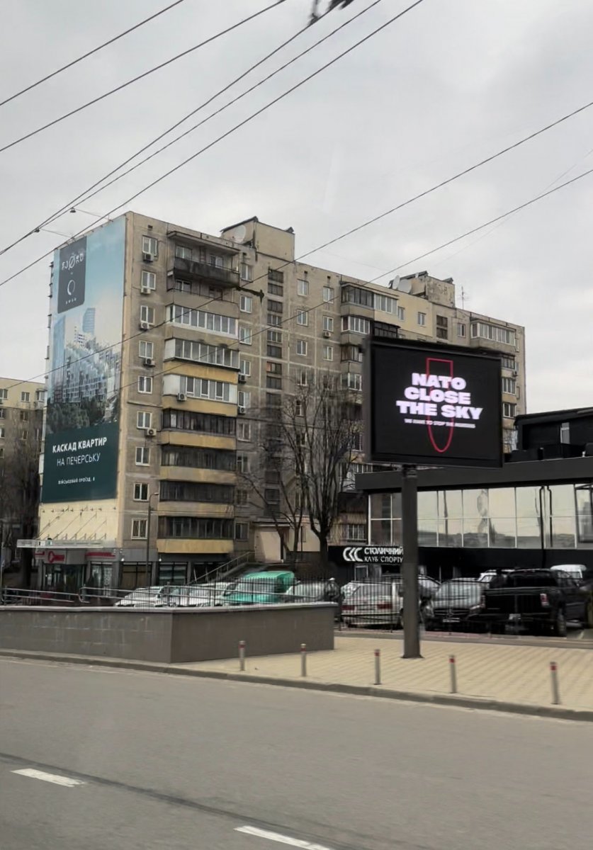Kiev de billboardlardan NATO ya uçuşa yasak bölge çağrısı #2