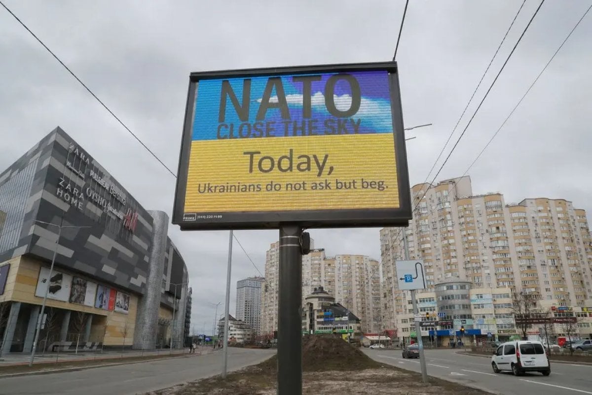 Kiev de billboardlardan NATO ya uçuşa yasak bölge çağrısı #1