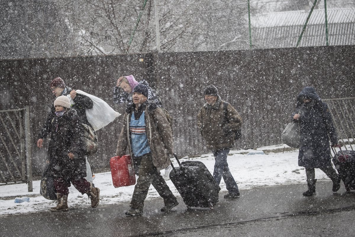 Evacuations from İrpin continue under snow #2
