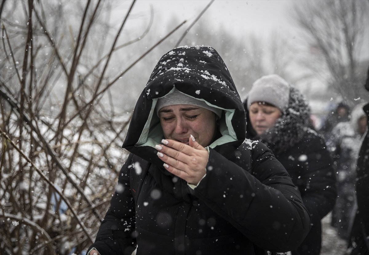 Evacuations from İrpin continue under snow #9