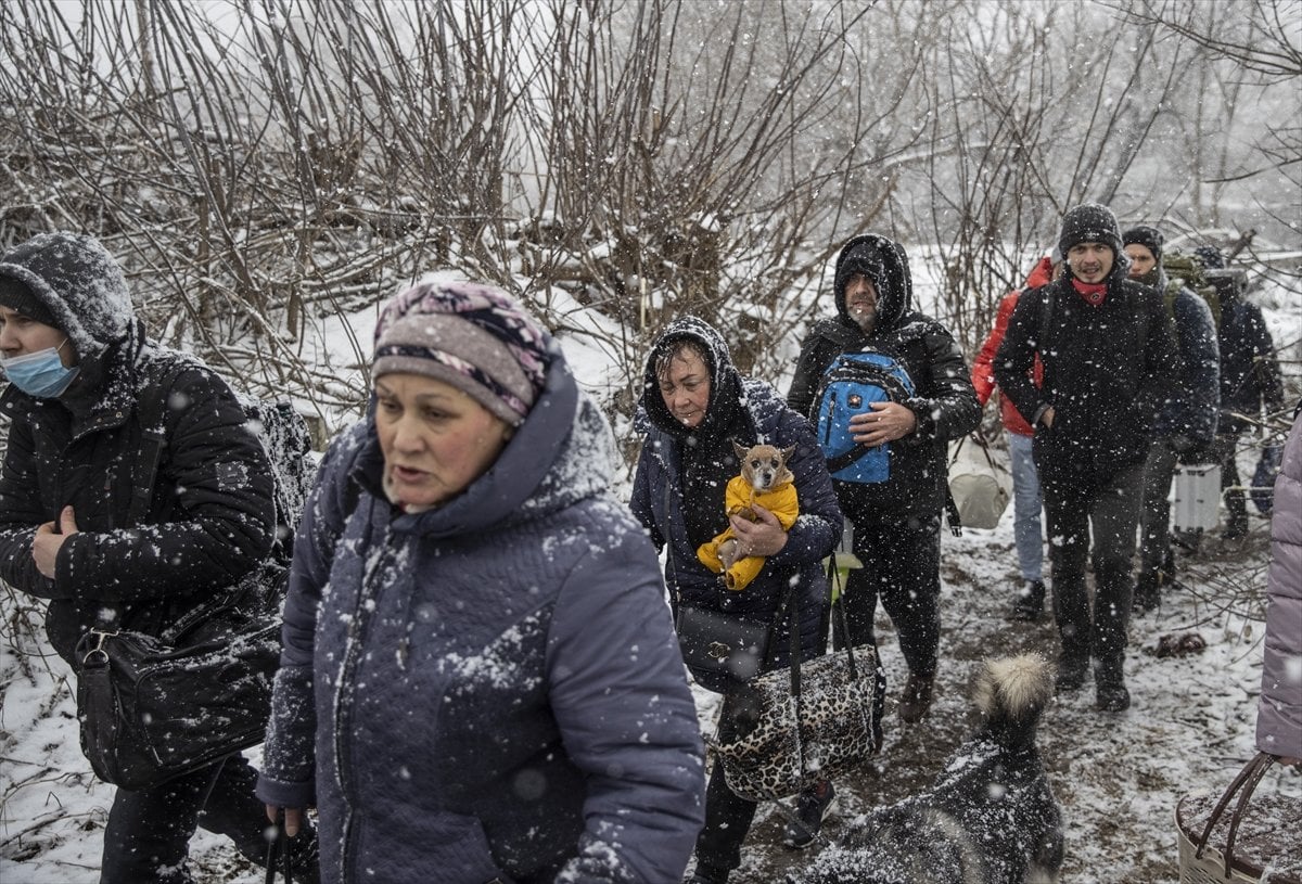 Evacuations from İrpin continue under snow #8
