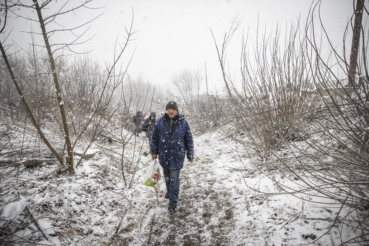 Evacuations from İrpin continue under snow #16