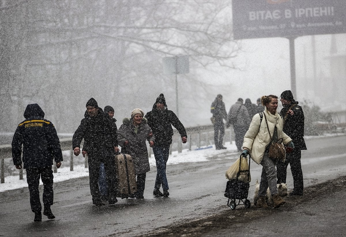 Evacuations from İrpin continue under snow #6