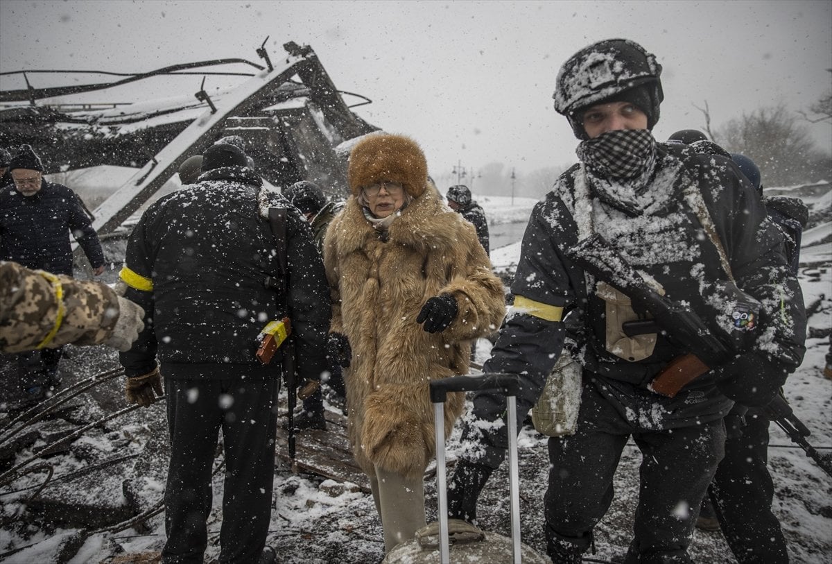 Evacuations from İrpin continue under snow #12