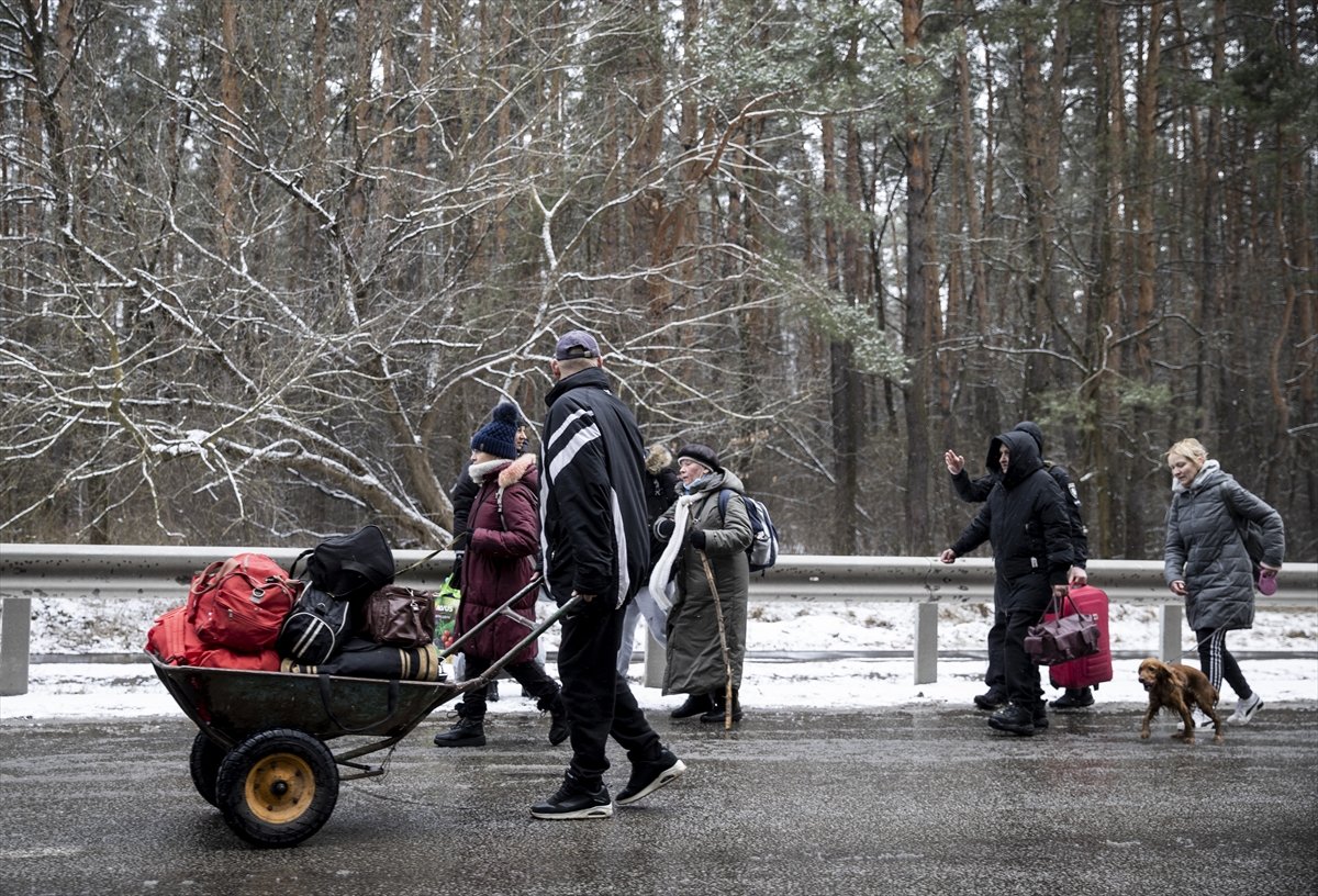 Evacuations from İrpin continue under snow #13