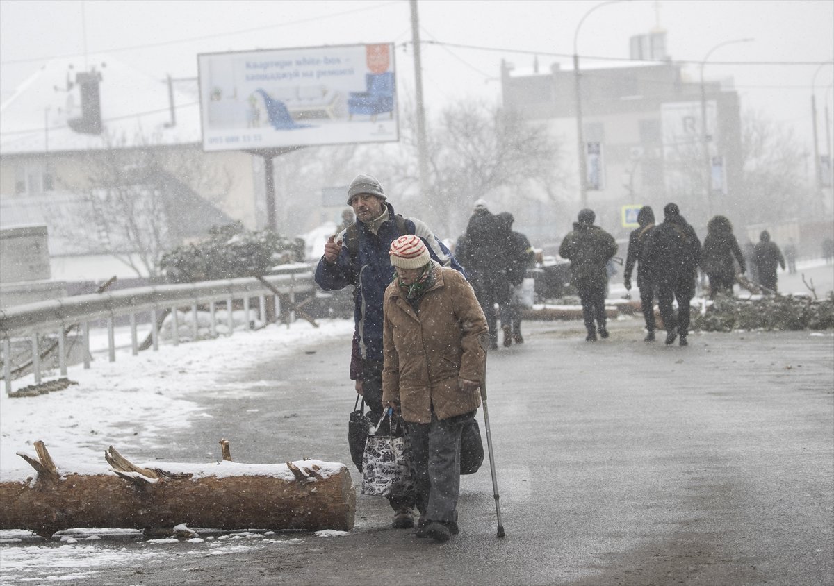 Evacuations from İrpin continue under snow #4