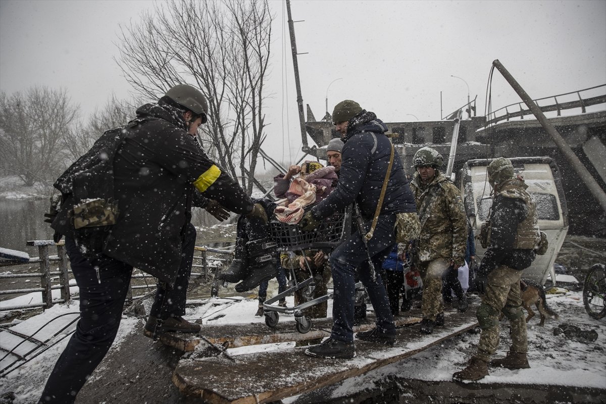 Evacuations from İrpin continue under snow #3