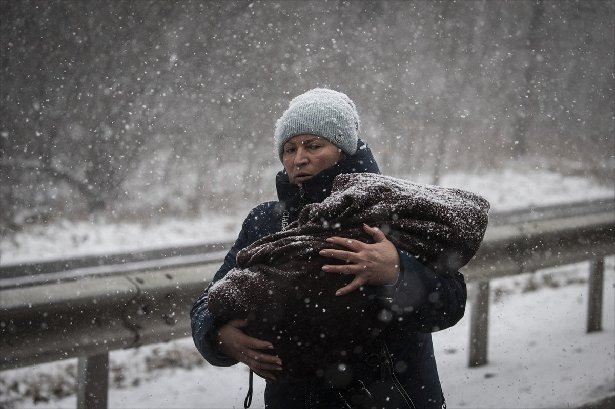 Evacuations from İrpin continue under snow #14