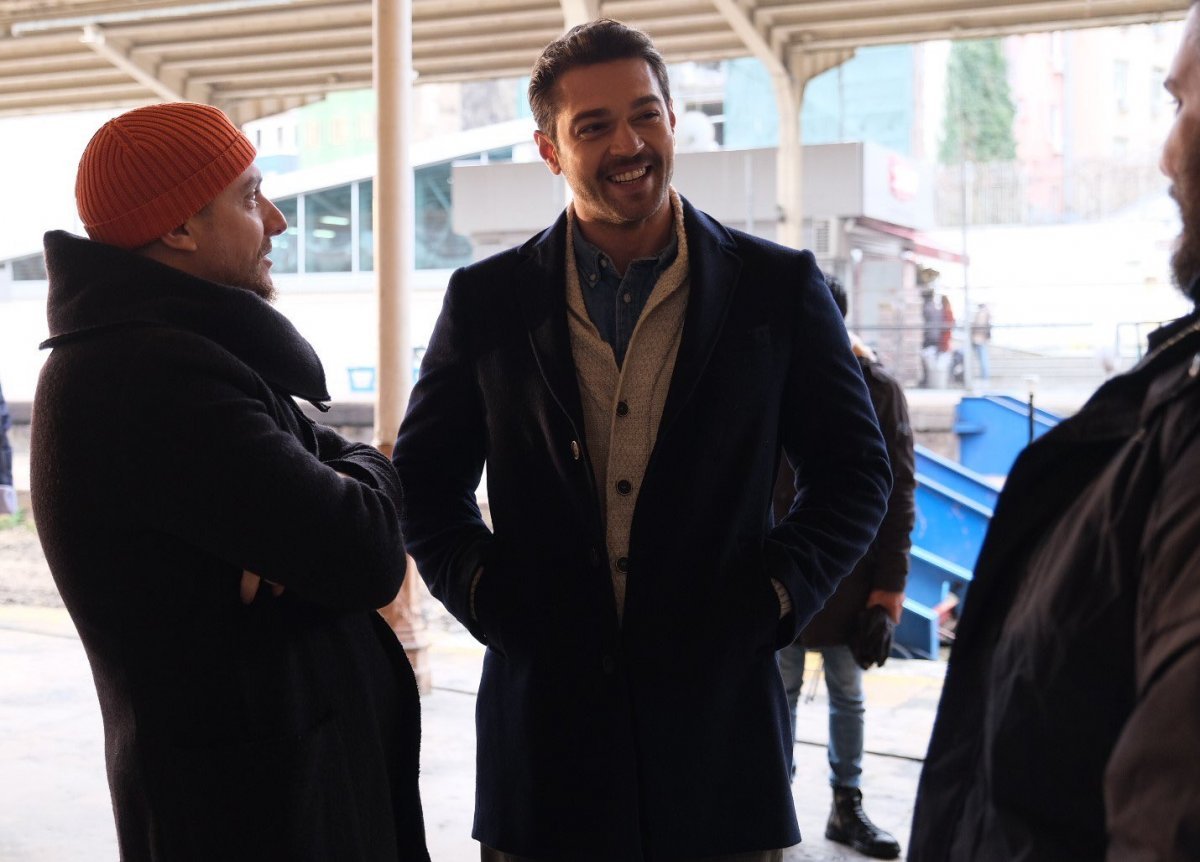 Başrolde Vatanım Sensin in yıldızı ve Furkan Andıç var! Kara Tahta nın ilk tanıtımı merak uyandırdı #3