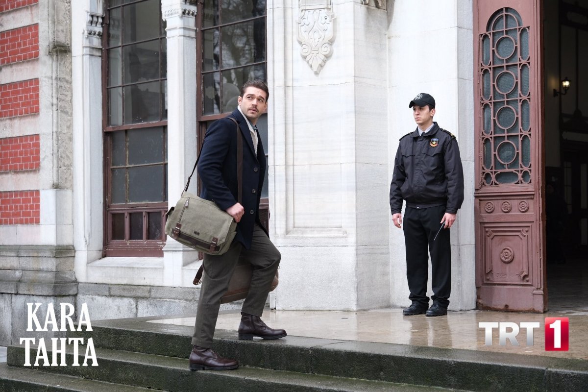 Başrolde Vatanım Sensin in yıldızı ve Furkan Andıç var! Kara Tahta nın ilk tanıtımı merak uyandırdı #6