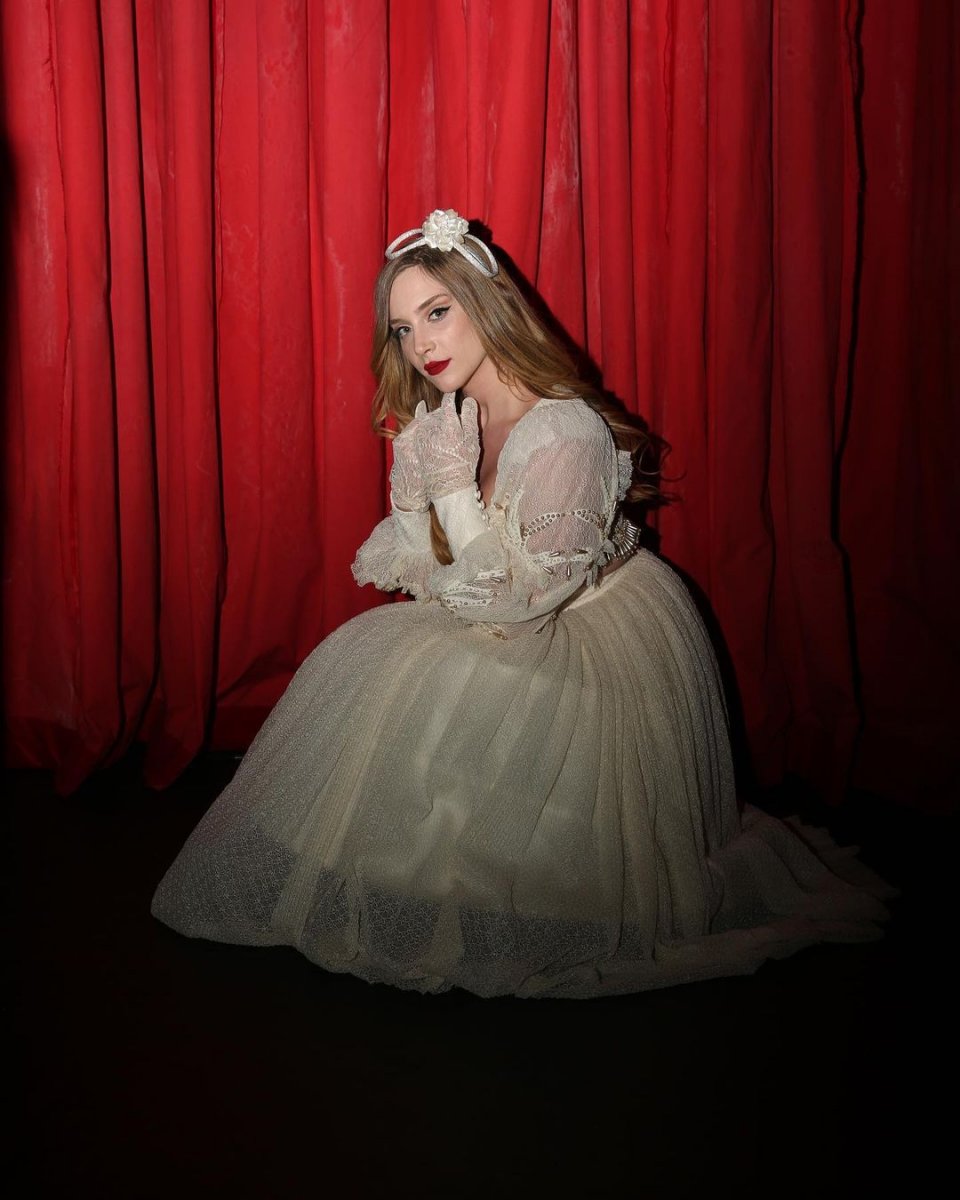 Mahkum un Sasha sı bembeyaz elbisesini giydi, derin göğüs dekoltesi ortalığı yıktı!  Silikonların patlayacak  #4