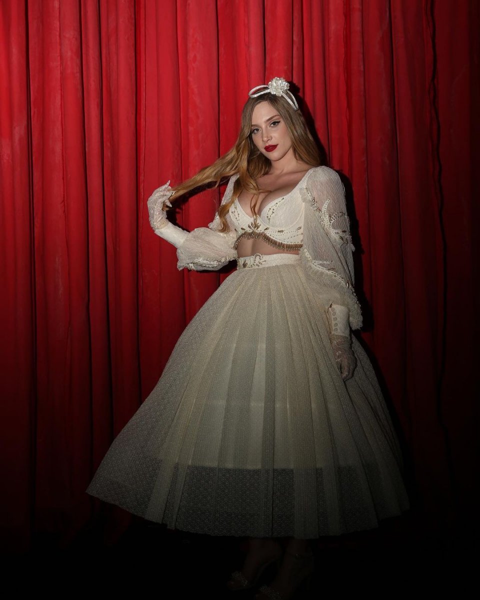 Mahkum un Sasha sı bembeyaz elbisesini giydi, derin göğüs dekoltesi ortalığı yıktı!  Silikonların patlayacak  #5