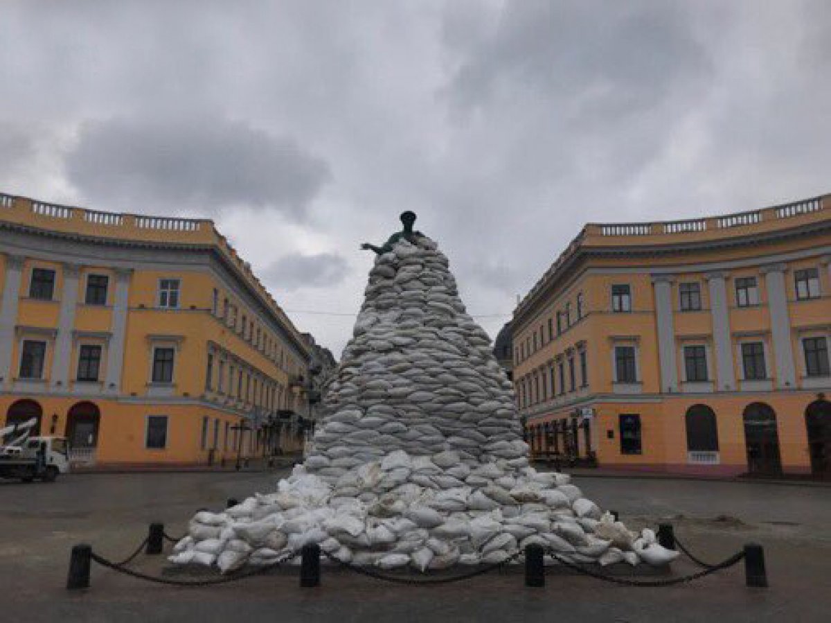Ukrayna da Odesalılar, kentin simge heykelini korumaya aldı #5