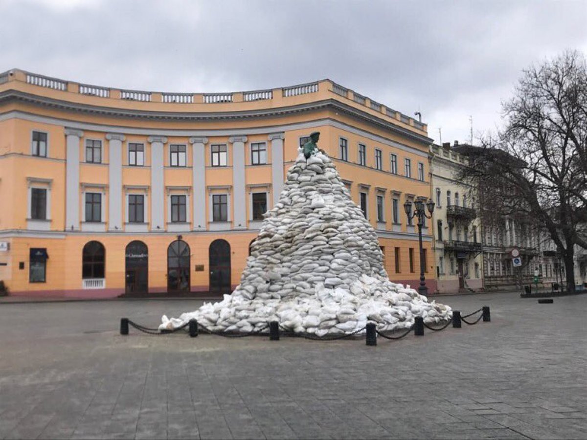 Ukrayna da Odesalılar, kentin simge heykelini korumaya aldı #4