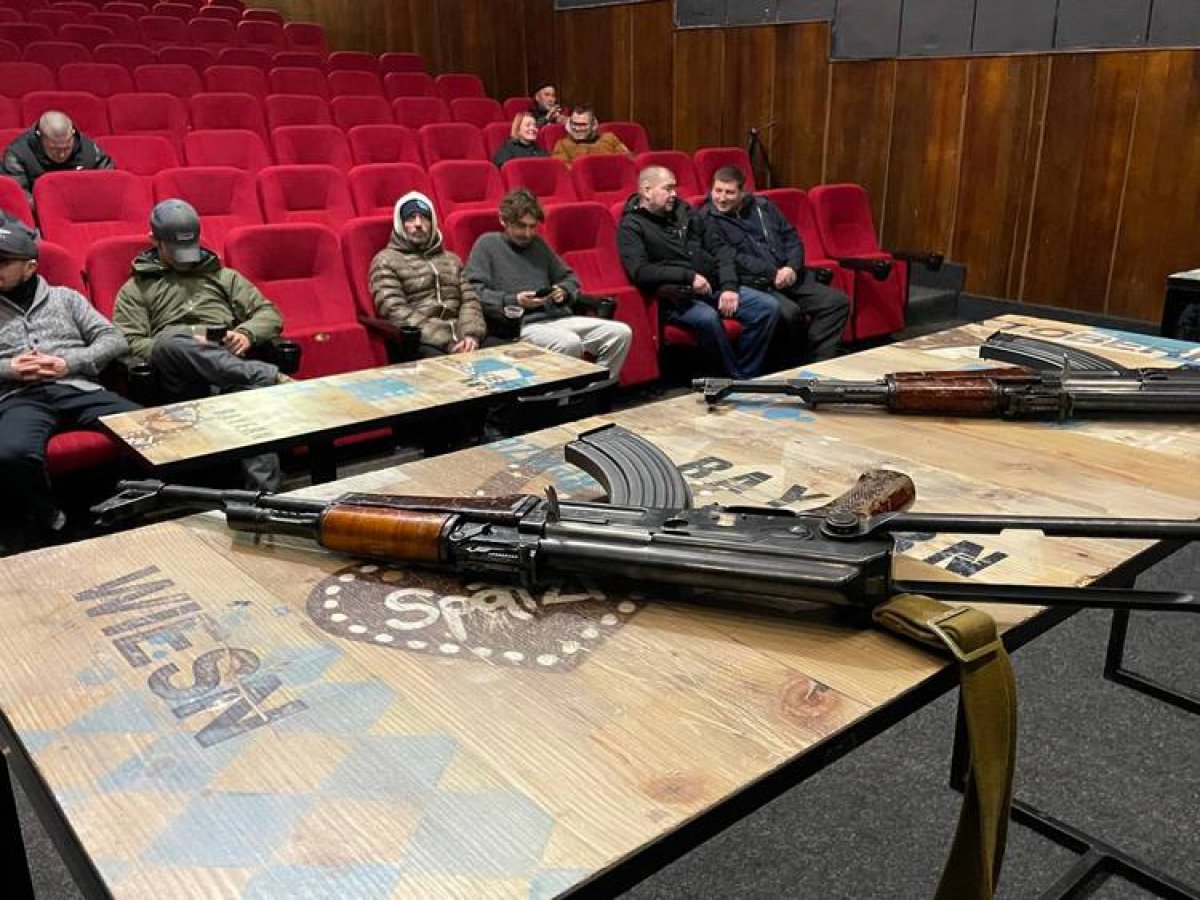 Ukrayna’da sinema salonunda sivillere silah eğitimi verildi #1