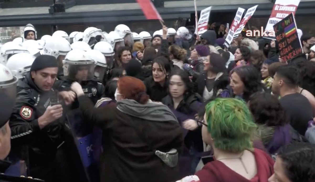 İzmir de Kadınlar Günü yürüyüşünde arbede yaşandı #2