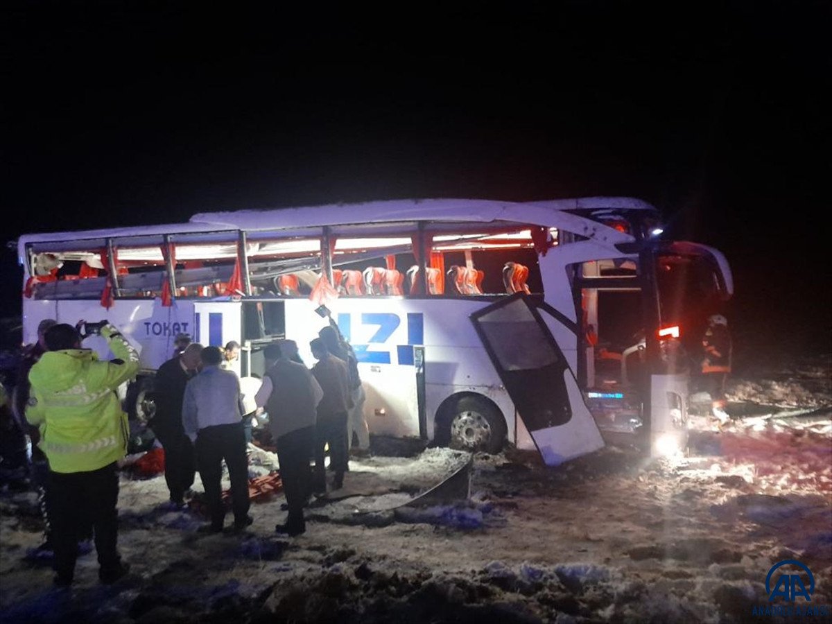 Sivas ta yolcu otobüsü devrildi: 4 ü ağır 20 yaralı #5
