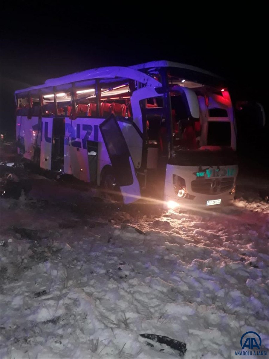 Sivas ta yolcu otobüsü devrildi: 4 ü ağır 20 yaralı #6