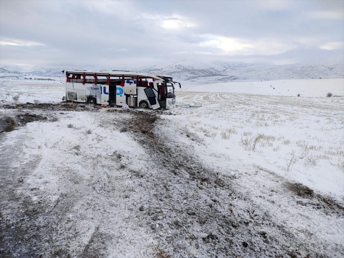 Sivas ta yolcu otobüsü devrildi: 4 ü ağır 20 yaralı #2