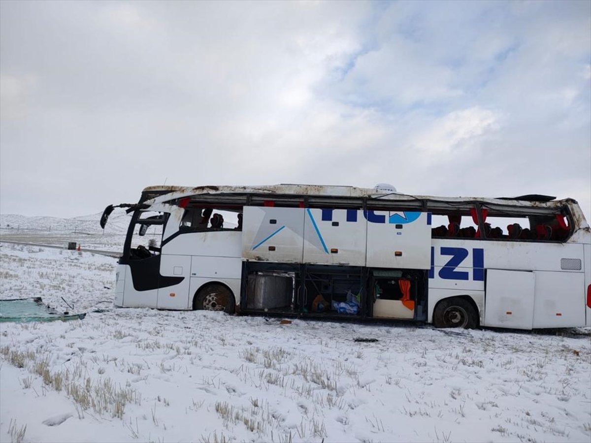 Sivas ta yolcu otobüsü devrildi: 4 ü ağır 20 yaralı #4