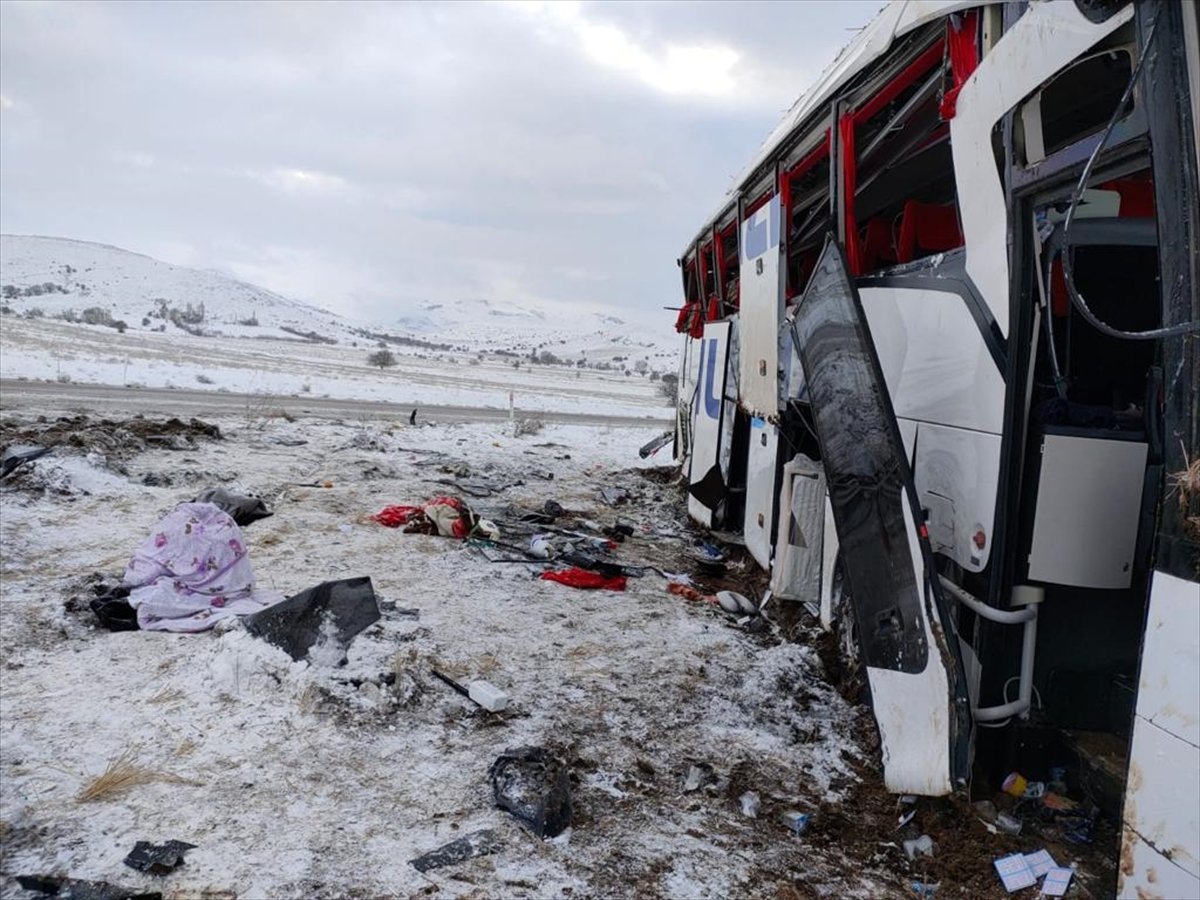 Sivas ta yolcu otobüsü devrildi: 4 ü ağır 20 yaralı #3