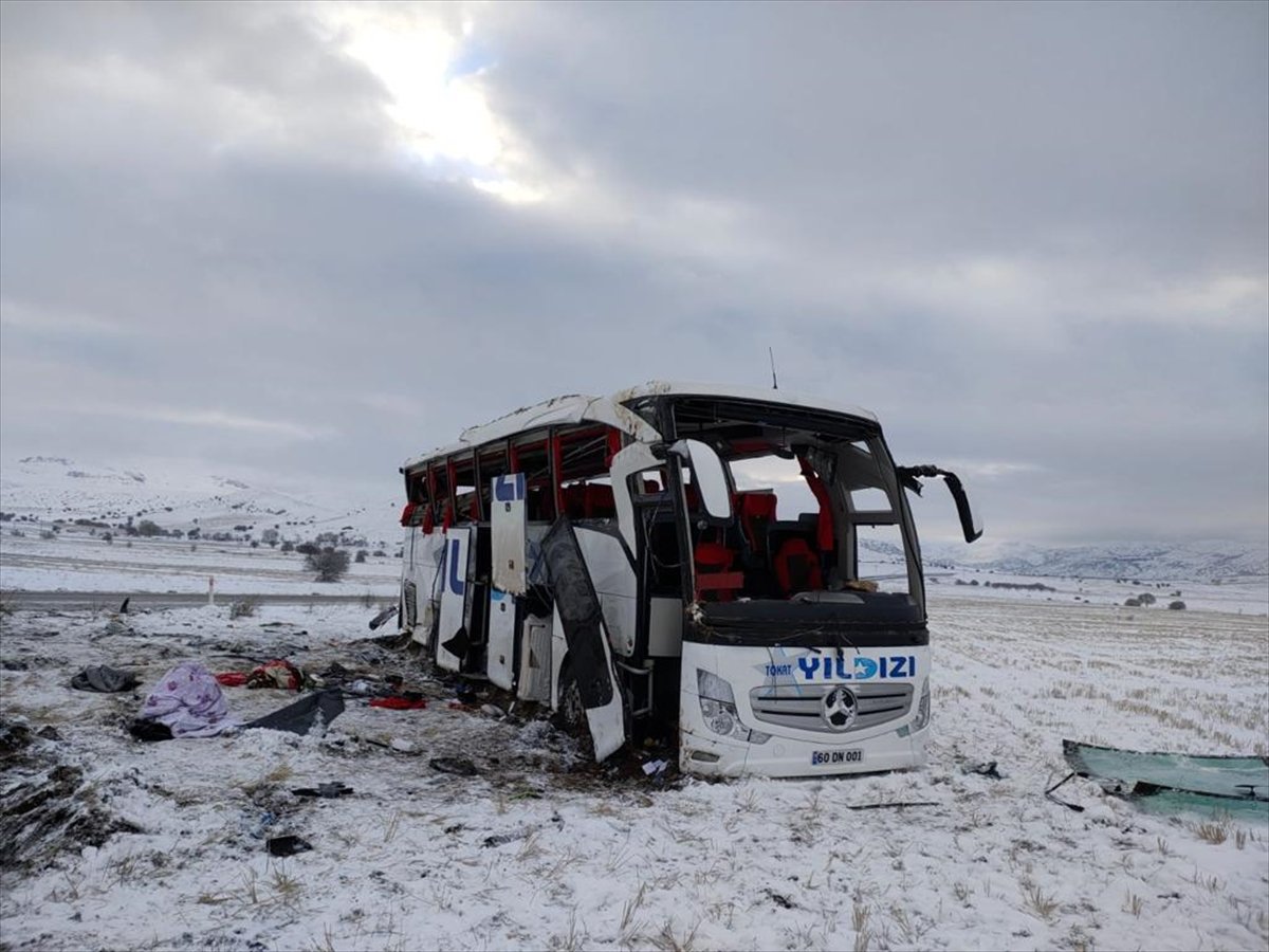 Sivas ta yolcu otobüsü devrildi: 4 ü ağır 20 yaralı #1