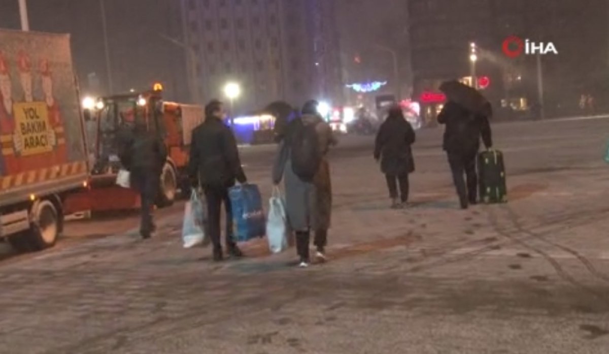 İstanbul Taksim de tipi şeklinde kar yağışı etkili oldu #3