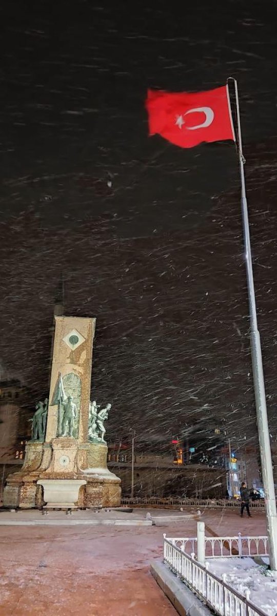 İstanbul Taksim de tipi şeklinde kar yağışı etkili oldu #1