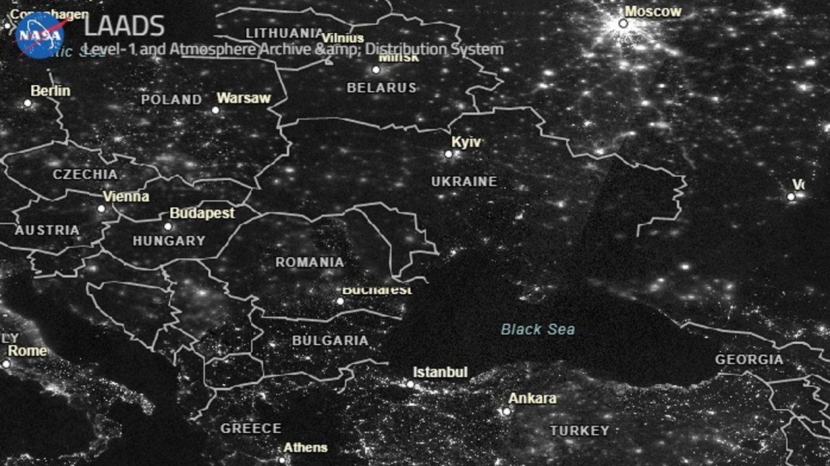 NASA, Ukrayna nın karanlığa gömüldüğü anları fotoğrafladı #1