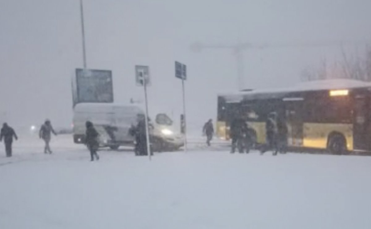İstanbul da işe giden vatandaşların kar çilesi #2