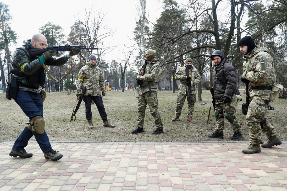 Frames from the weapons training of the Ukrainian people #6