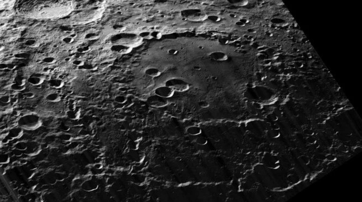 Space debris hit the dark side of the moon, forming a 20-metre crater #2
