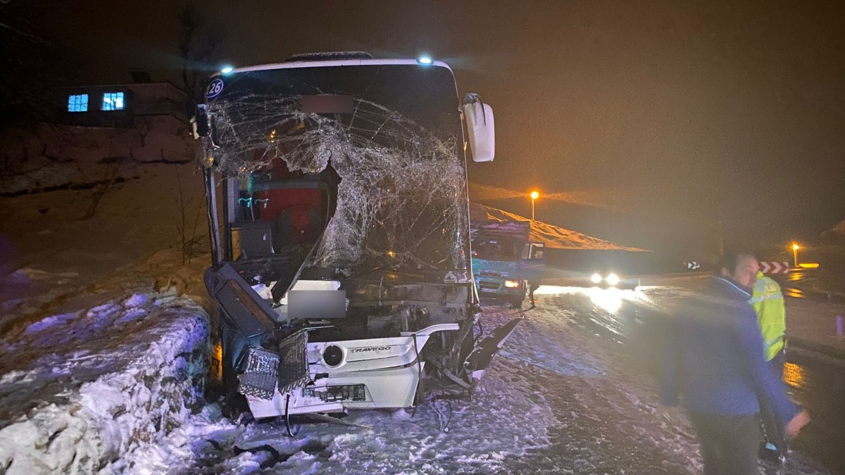 Zonguldak ta yolcu otobüsü buzlu yolda kaydı, 25 yolcu ölümden döndü #4