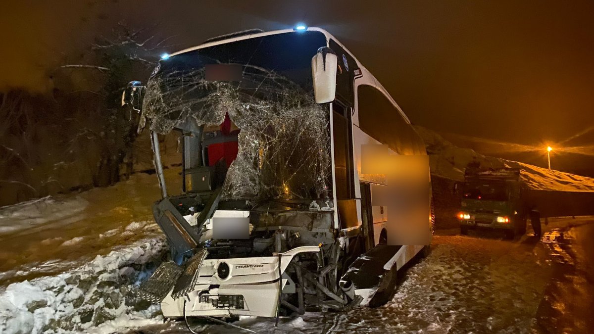 Zonguldak ta yolcu otobüsü buzlu yolda kaydı, 25 yolcu ölümden döndü #2
