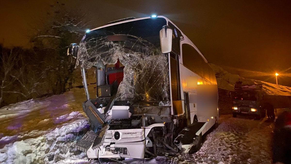 Zonguldak ta yolcu otobüsü buzlu yolda kaydı, 25 yolcu ölümden döndü #5