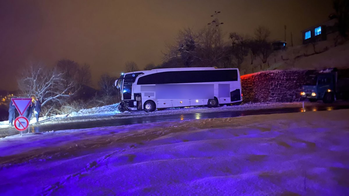 Zonguldak ta yolcu otobüsü buzlu yolda kaydı, 25 yolcu ölümden döndü #3
