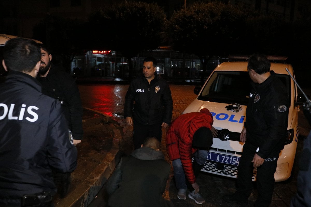 Adana da polislerin yakaladığı şahıs: Biz polislerimizi seviyoruz abicim #2