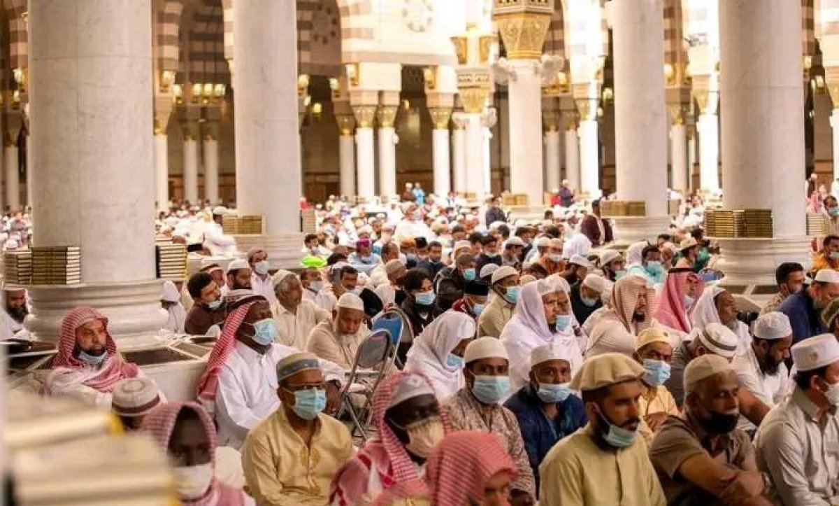 The first Friday prayer without social distancing was held in the Kaaba #4