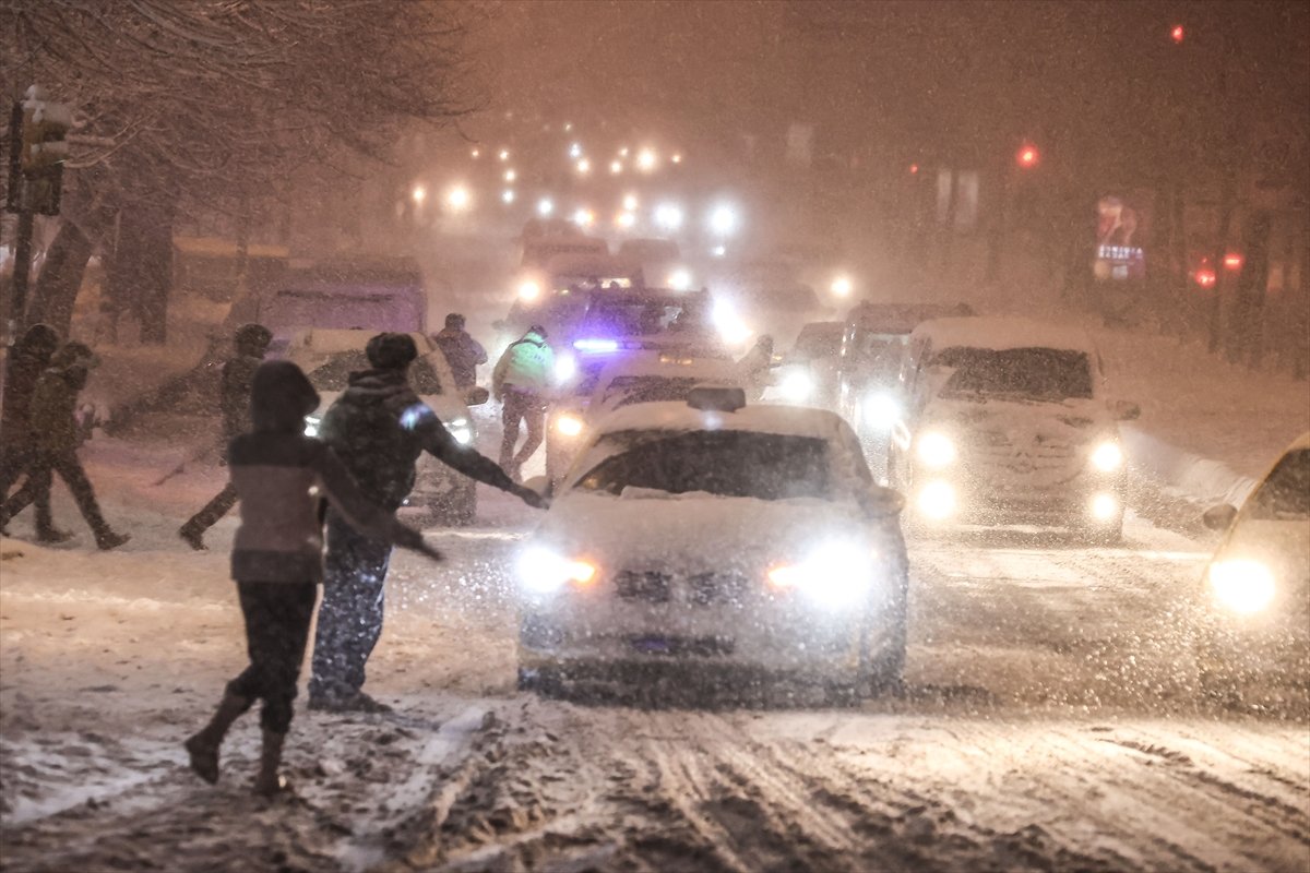 İstanbul da yoğun kar yağışı nedeniyle birçok araç mahsur kaldı #1