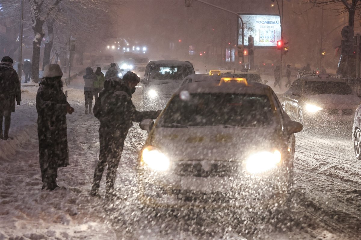 İstanbul da yoğun kar yağışı nedeniyle birçok araç mahsur kaldı #2
