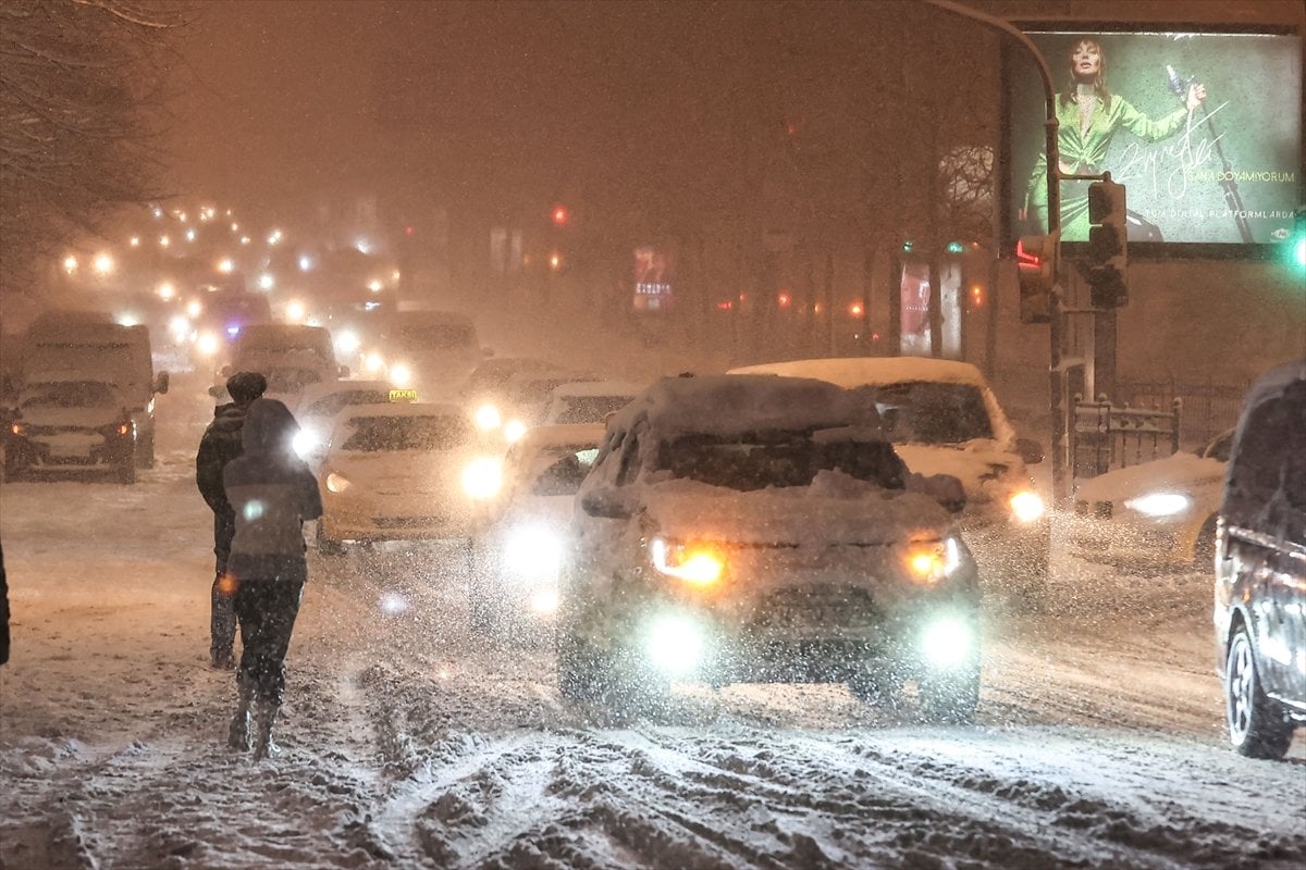 İstanbul da yoğun kar yağışı nedeniyle birçok araç mahsur kaldı #3
