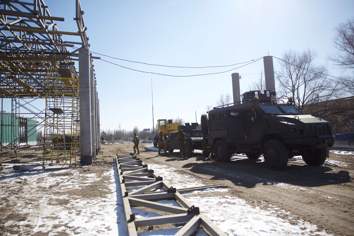 Ukrainian soldiers' hands on the alert in Kyiv #9