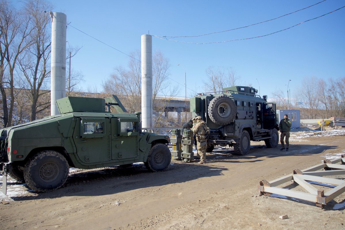 Ukrainian soldiers' hands on the alert in Kyiv #8